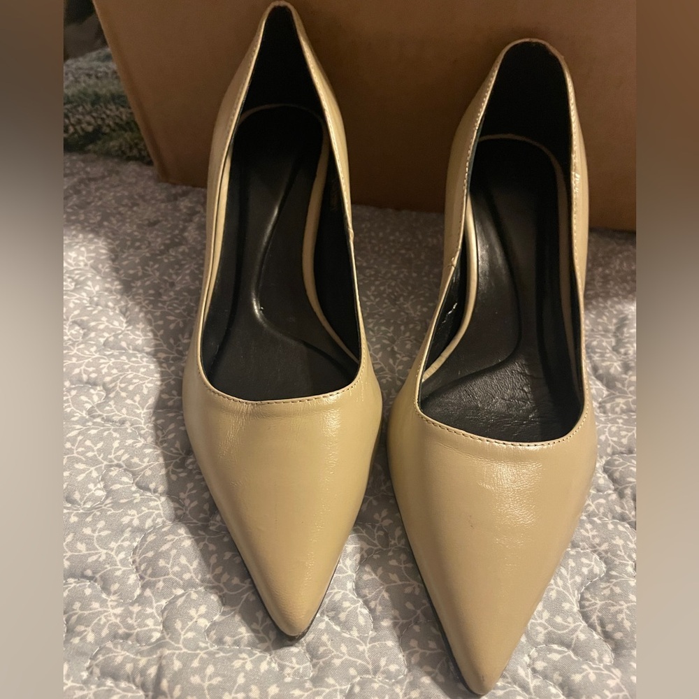 Boss Like New Leather Cream Heels Pumps 39 1/2 9.5 Career Business Preppy Basic
